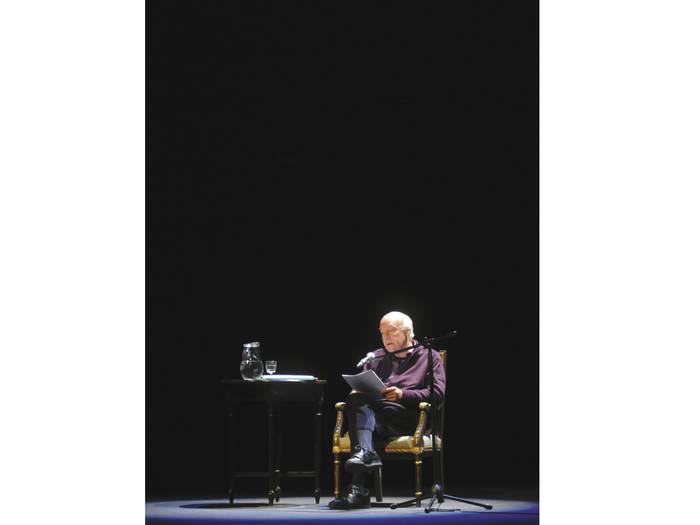 Eduardo Galeano leyendo textos de su libro _Los hijos de los días_, el 3 de abril de 2012, en el teatro Solís. · Foto: Sandro Pereyra