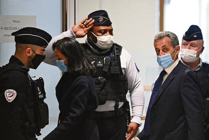 Nicolas Sarkozy (d), llega a un juzgado, el 1 de marzo, en París.
 · Foto: Anne-Christine Poujoulat / AFP