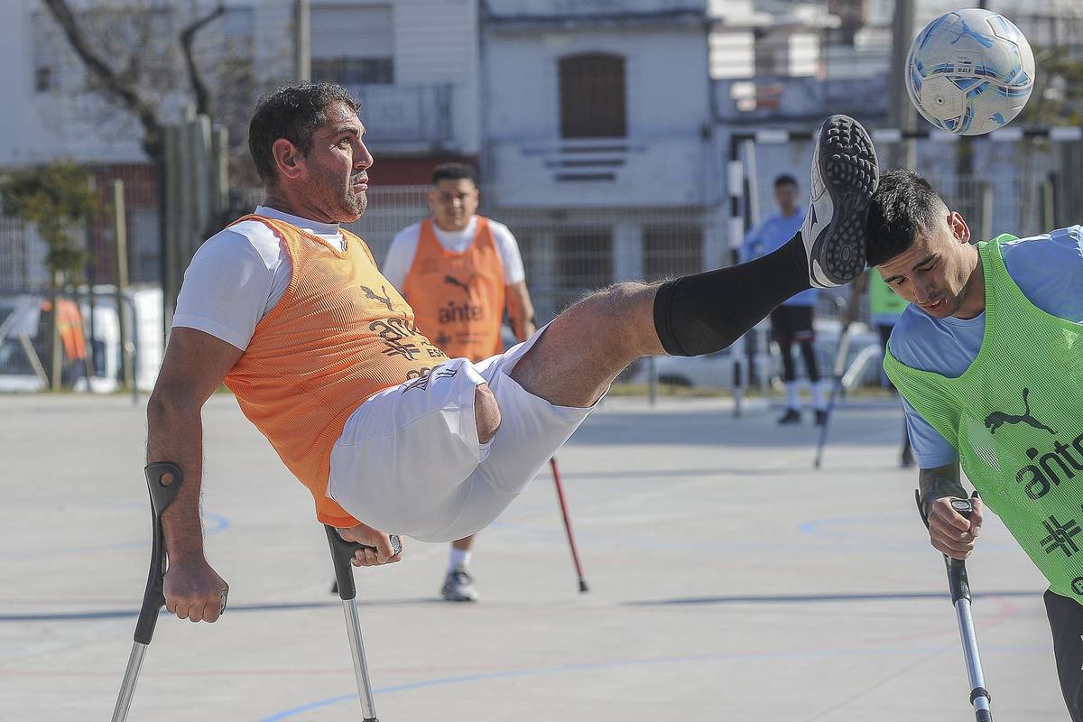 Informe sobre el camino de los árbitros uruguayos al fútbol profesional, la diaria