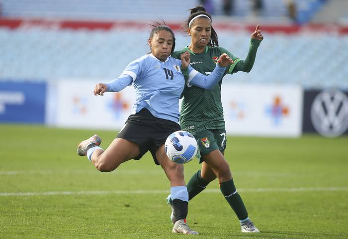 Wendy Carballo, de Uruguay, y María Vaquero, de Bolivia, el 26 de junio, durante un partido amistoso en el estadio Centenario, en Montevideo. · Foto: .