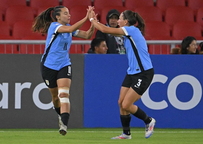 Esperanza Pizarro y Daiana Farías, de Uruguay, durante un partido de semifinal de la Copa América femenina 2025, en el estadio Rodrigo Paz Delgado de Quito (archivo). · Foto: Rodrigo Buendía, AFP