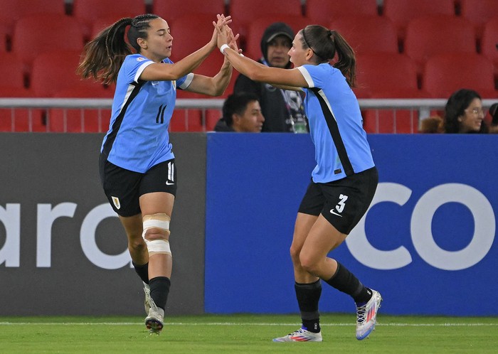 Esperanza Pizarro y Daiana Farías, de Uruguay, durante un partido de semifinal de la Copa América Femenina 2025, en el estadio Rodrigo Paz Delgado de Quito (archivo). · Foto: Rodrigo Buendía, AFP