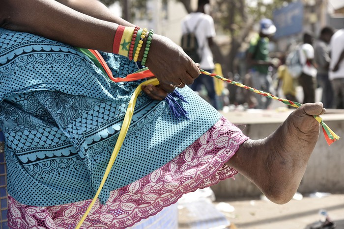 Trenzado de cuerda con los colores de la bandera nacional senegalesa, el 4 de febrero, en Dakar. · Foto: Seyllou, AFP