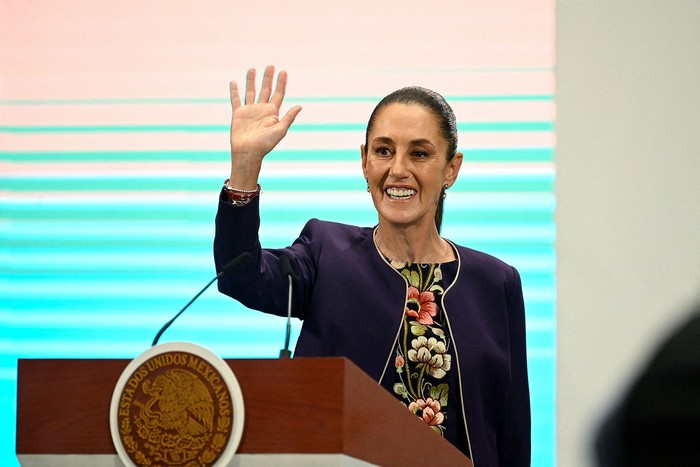 La presidenta de México, Claudia Sheinbaum, durante una conferencia de prensa en el Palacio Nacional de la Ciudad de México el 31 de julio de 2025. · Foto: Alfredo Estrella, AFP