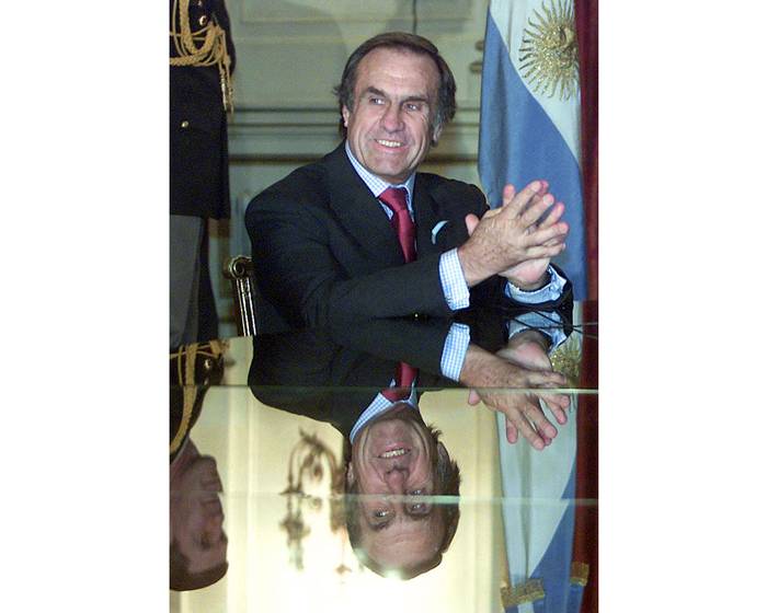 Carlos Alberto Reutemann, entonces gobernador de la provincia de Santa Fe, durante una reunión con el presidente Eduardo Duhalde, en la Casa de Gobierno de Buenos Aires (archivo, julio de 2002). Foto: Ali Burafi, AFP