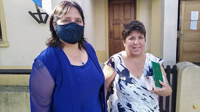 Silvana Vilche y Rosario Tiscornia. Foto: captura. Gentileza de Gerardo Debali, La Prensa (Piriápolis).