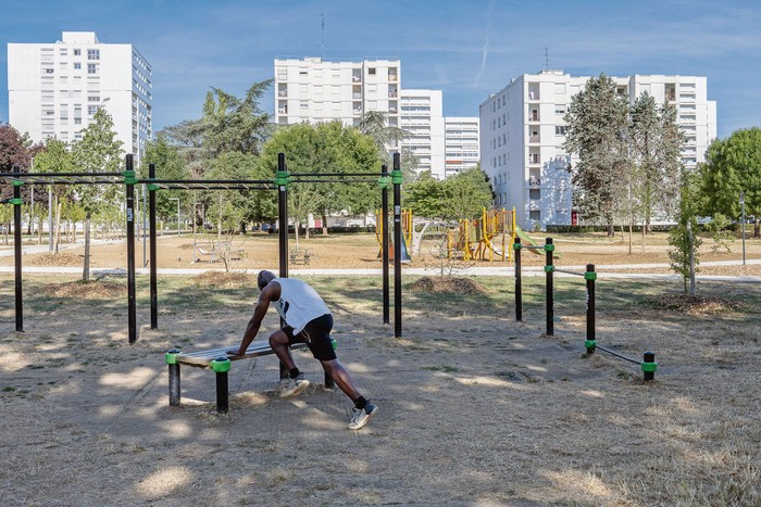 Torres de viviendas sociales del barrio de Couronneries, Poitiers, Francia. · Foto: Jean-François Fort / Hans Lucas / AFP