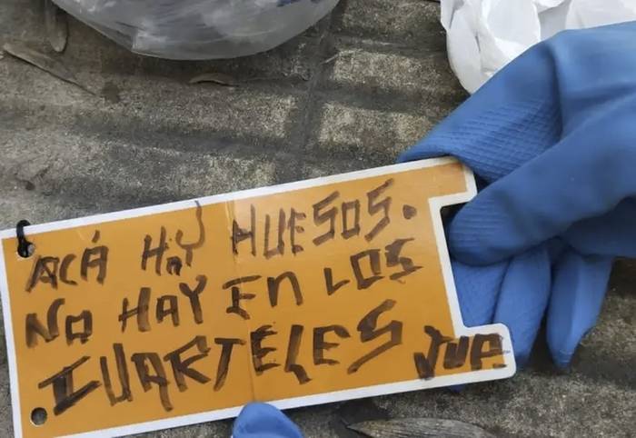 Foto principal del artículo 'Madres y Familiares exige identificar a las personas que dejaron una bolsa con huesos y una nota en la casa de una militante'