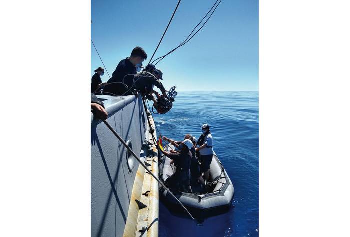 Despliegue de cámara submarina. Foto: Informe Talud Continental de Uruguay - National Geographic Pristine Seas.
