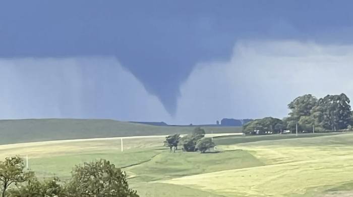 Tornado, en la mañana del martes, en Livramento. Foto: Gabriela Folleto. https://metsul.com/2023-12-25-tornado-livramento-ciclone-el-nino/.