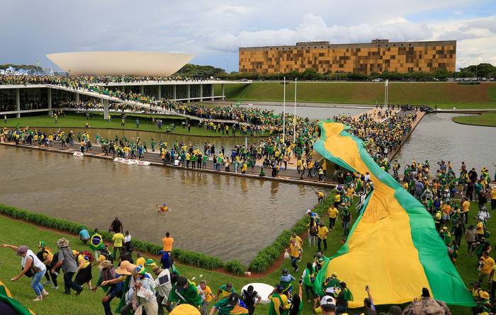 Partidarios del expresidente Jair Bolsonaro, invaden el Congreso Nacional, el 8 de enero de 2023, en Brasilia. · Foto: Sergio Lima, AFP