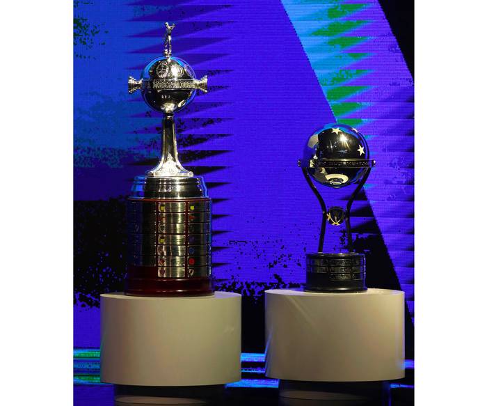 Trofeos de la Copa Libertadores (I) y Copa Sudamericana, el 1 de junio, durante los sorteos de los octavos de fina, en Luque, Paraguay. Foto: Luis Vera, EFE · Foto: Luka Gonzáles, AFP