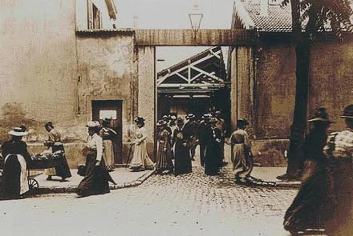 Fotograma de la película La salida de los obreros de la fábrica Lumièr.