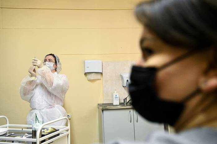 Vacunación contra el coronavirus, con la vacuna Sputnik V, en una clínica en Moscú, Rusia, el 5 de diciembre.  · Foto: Kirill Kudryavstsev, AFP