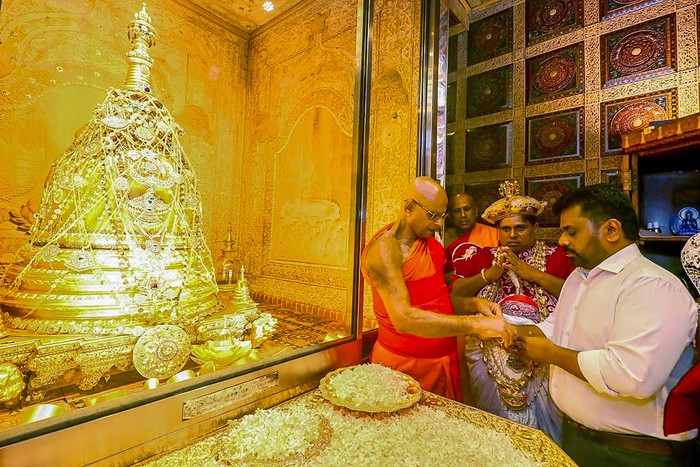 Anura Kumara Dissanayaka, nuevo presidente de Sri Lanka (d), en un templo budista, en Kandy. · Foto: Presidencia de Sri Lanka, AFP