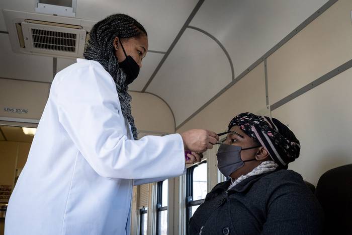 Una enfermera realiza un PCR a una paciente en Johannesburgo, Sudáfrica. Foto: Yeshiel Panchia, EFE