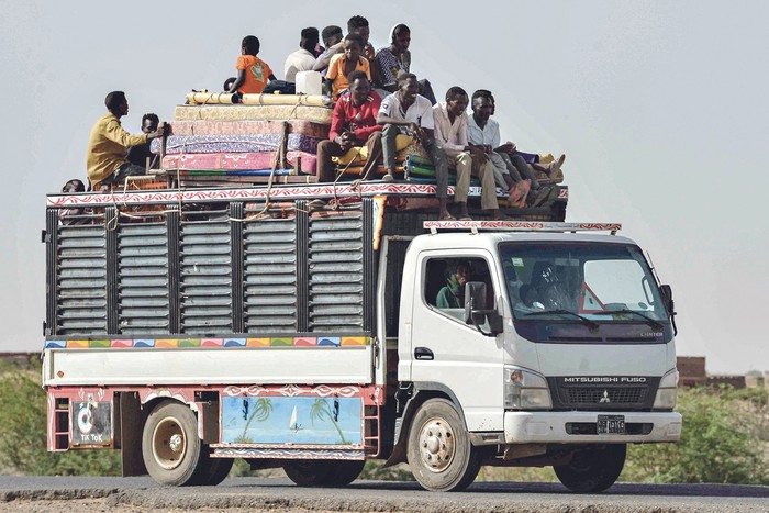 Carretera de Jartum a Wad Madani en la localidad de Kamlin, tras combates en Sudán (archivo, 2023). · Foto: AFP