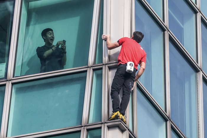 Alex Honnold escalando el edificio Taipei 101 sin cuerdas ni equipo de seguridad, el 25 de enero, en Taipei. · Foto: I-Hwa Cheng, AFP