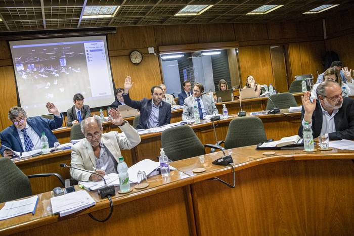 Votación en la Comisión Especial para el tratamiento del Proyecto de Ley por el que se crea el Sistema Previsional Común, en el Anexo del Palacio Legislativo (20.12.2022). · Foto: Camilo dos Santos