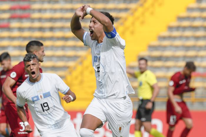 Fabricio Díaz, de Uruguay, tras convertir el gol de penal contra Venezuela, el 6 de febrero, en el estadio Metropolitano de Techo, en Bogotá. · Foto: Carlos Ortega, EFE