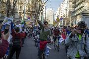 Caravana del PIT-CNT para entregar las firmas contra la Ley de Urgente Consideración, el 8 de julio de 2021, en el centro de Montevideo	
Foto: Ernesto Ryan