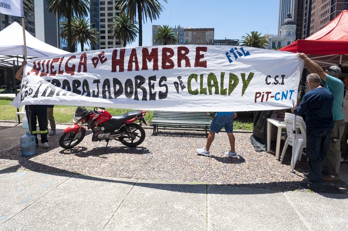 Carpa instalada por extrabajadores de Claldy en Plaza Independencia, el 3 de diciembre. · Foto: Alessandro Maradei