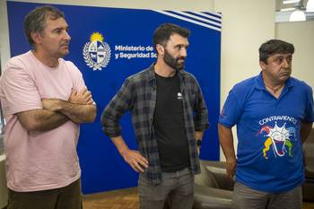 Juan Banega, Enrique Méndez y Anibal Apollonia, el 1º de diciembre, en el Ministerio de Trabajo y Seguridad Social, luego de haber mantenido una tripartita entre los trabajadores, el gobierno y la empresa. · Foto: Gianni Schiaffarino