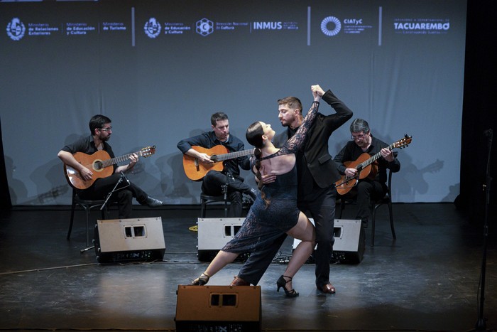 El colectivo Tacuarembó Tango, durante la gala inaugural del Festival, en Tacuarembó · Foto: MEC