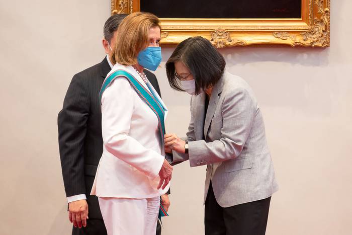 Nancy Pelosi, presidenta de la Cámara de Representantes de Estados Unidos, recibe una condecoración de manos de la Presidenta de Taiwán, Tsai Ing-wen, este miércoles, en Taipei. · Foto: Presidencia de Taiwán, AFP