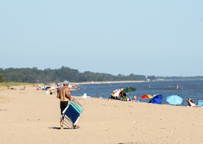 Playa Fomento en la Costa del Inmigrante, en Colonia (archivo, enero de 2024). · Foto: Ignacio Dotti