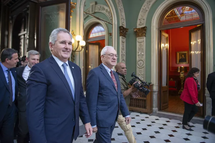 Pablo Quirno y Mario Lubetkin, el 12 de mayo, en Cancillería. · Foto: Martín Cerchiari / Presidencia de Uruguay