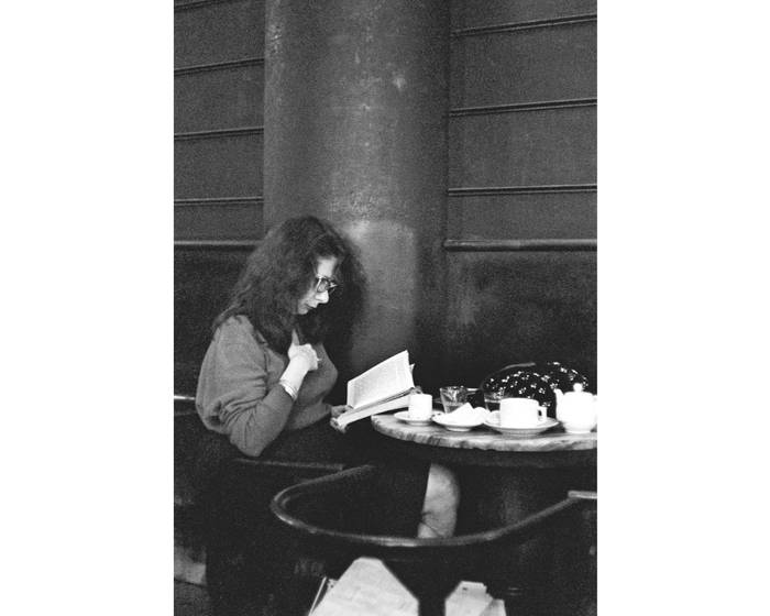 Una mujer sola leyendo. Fotografía de Panta Astiazarán, 1981. Del libro Marosa, de Ana Inés Larre  Borges y Alicia Torres. Fuente: Biblioteca Nacional de Uruguay
