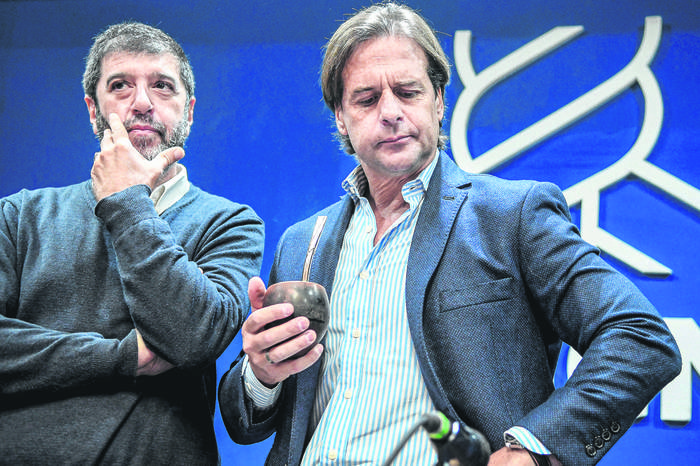 Fernando Pereira y Luis Lacalle Pou en la sede del PIT-CNT (archivo, octubre de 2019). · Foto: Javier Calvelo, adhocFOTOS