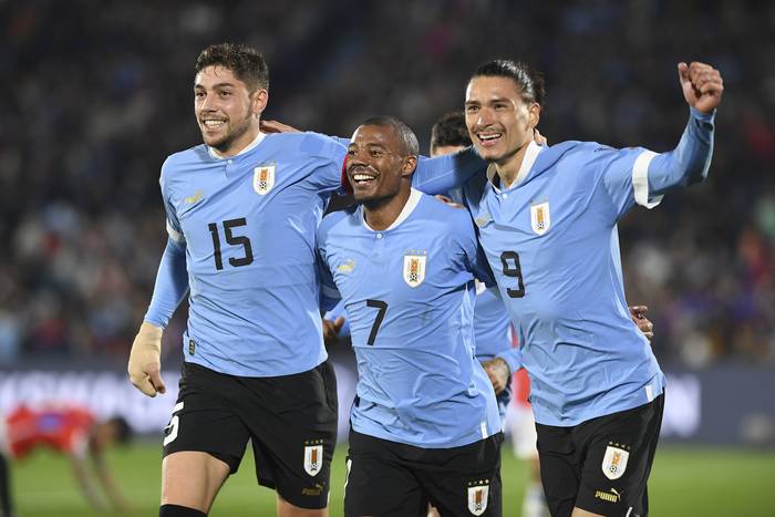 Federico Valverde, Nicolás de la Cruz y Darwin Núñez, en el festejo del tercer gol de Uruguay ante Chile, en el estadio Centenario. · Foto: Sandro Pereyra