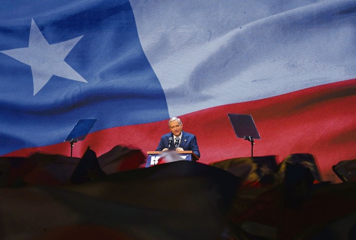 José Antonio Kast, tras conocerse los resultados de la segunda vuelta de las elecciones presidenciales, el 14 de diciembre, en Santiago. · Foto: Eitan Abramovich, AFP