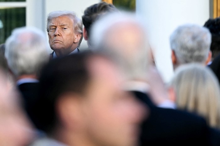 Donald Trump luego de la ceremonia de entrega de la Medalla de la Libertad para el fallecido activista Charlie Kirk, el 14 de octubre, en el jardín de rosas de la Casa Blanca, en Washington DC. · Foto: Andrew Caballero-Reynolds, AFP