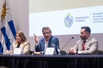 Sandra Libonatti, Jorge Díaz y Alejandro Montesdeoca, el 7 de agosto, durante la presentación de la Estrategia Nacional contra el Lavado de Activos. · Foto: Alessandro Maradei