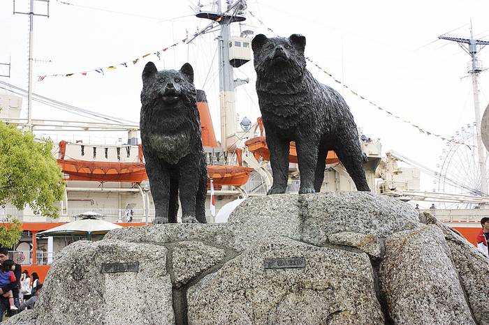 Estatua de Taro y Jiro en Garden Pier, Minato-machi, Nagoya. Foto: Tomio344456, wikipedia