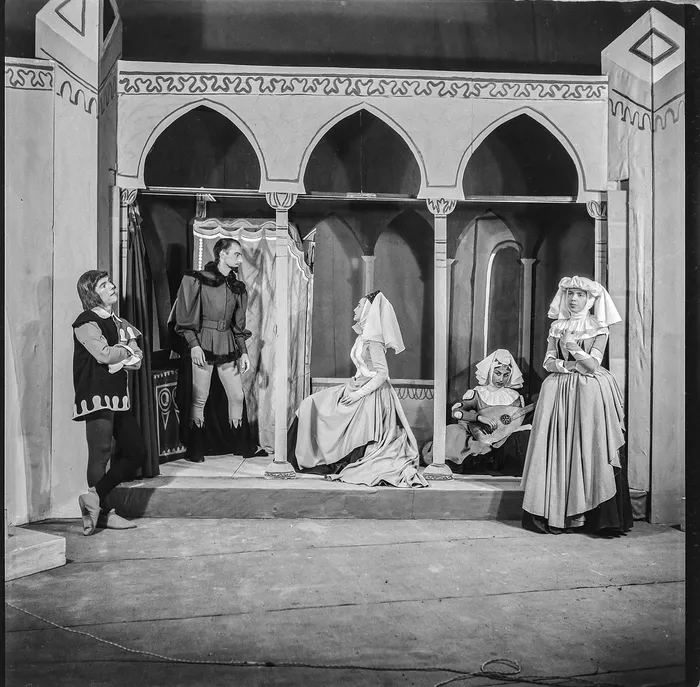 Puesta en escena de _La estrella de Sevilla_ por el elenco de Club del Teatro, años 1953-1958. Teatro del Pueblo. · Foto: Ferruccio Musitelli, Centro de Fotografía