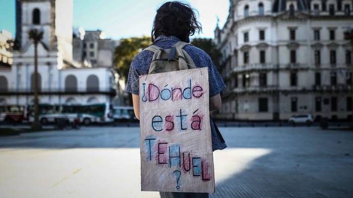 Amigos del joven trans desaparecido Tehuel De La Torre se manifiestan por su aparición, y contra la discriminación, el 12 de abril, en Buenos Aires.  · Foto: Juan Ignacio Roncoroni, EFE 