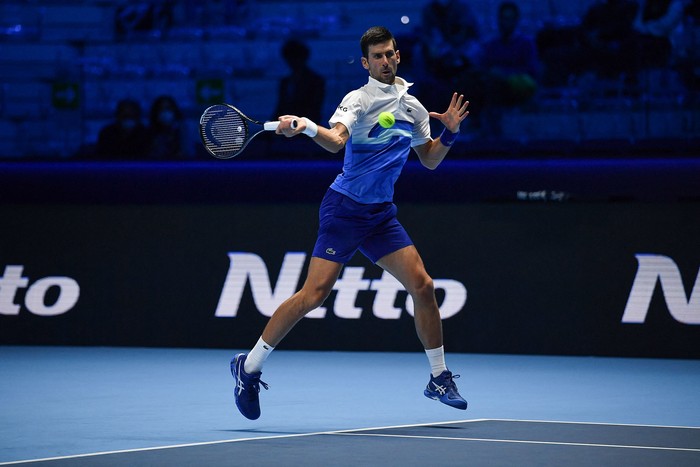 Novak Djokovic, durante su partido de individuales de la primera ronda de las Finales ATP en el Pala Alpitour, el 19 de noviembre, en Turín. · Foto: Marco Bertorello, AFP