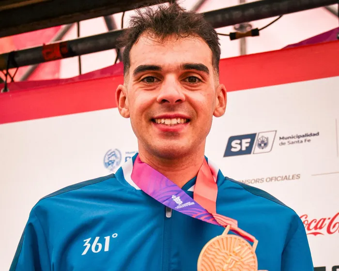 Thomas Silva luego de ganar la prueba de ciclismo de ruta, el 18 de setiembre. · Foto: Facundo Montero, COU