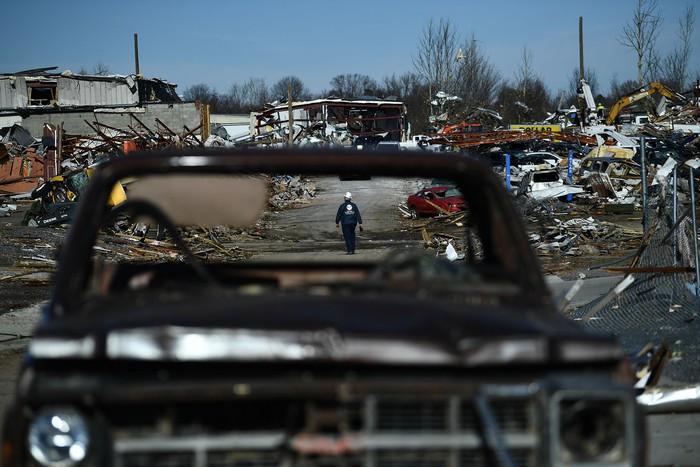 Mayfield, Kentucky, luego del tornado, el 12 de diciembre. · Foto: Brendan Smialowski, AFP