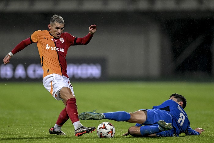 Lucas Torreira, de Galatasaray, y Lasha Odisharia, de RFS, el 3 de octubre, en el estadio Daugava de Riga, en Letonia. Foto: Halil Sagirkaya, Anadolu, AFP