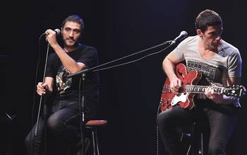 Juan Casanova y Víctor Nattero de Traidores, en vivo en el teatro Solís, año 2012. Foto: captura