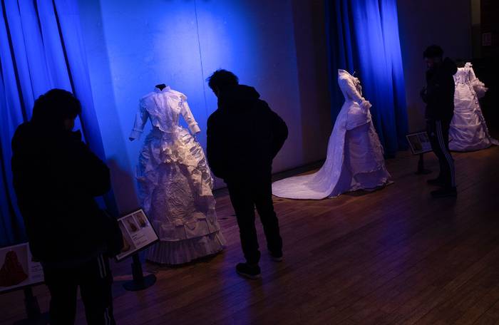 Exposición de trajes de papel, el 30 de junio, en la Alianza Francesa, en Montevideo. · Foto: Martín Varela Umpiérrez