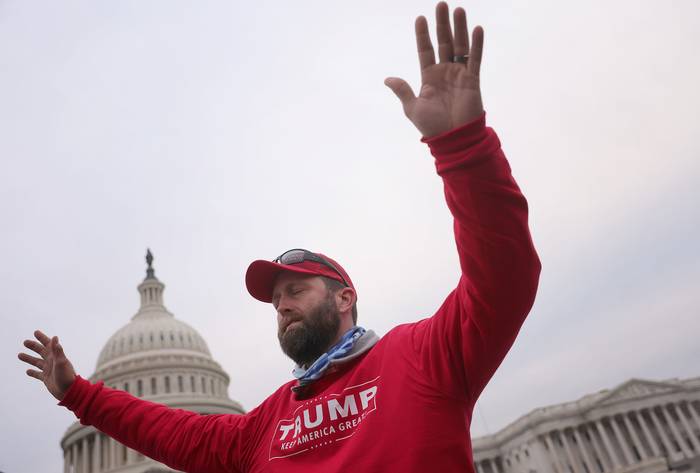 Los partidarios de Donald Trump, rezan frente al Capitolio, el 6 de enero, en Washington. · Foto: Win McNamee, Getty Images, AFP
