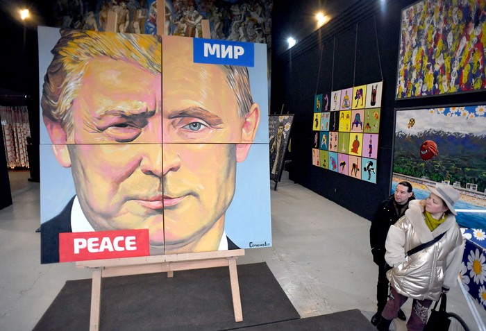 La pintura "Paz a la Paz" del artista ruso Alexey Sergienko, se exhibe en la Galería Sergienko de San Petersburgo, el 12 de marzo. · Foto: Olga Maltseva, AFP