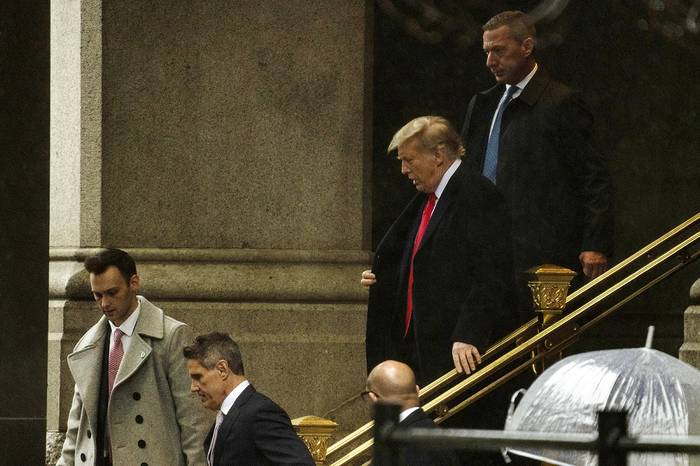 El expresidente estadounidense Donald Trump sale del Waldorf Astoria, donde celebró una conferencia de prensa después de su comparecencia ante el Tribunal de Apelaciones del Distrito de Columbia en Washington, DC. · Foto: Kent Nishimura, Getty Images, AFP