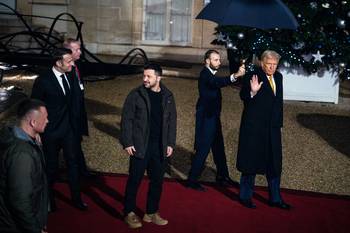 Emmanuel Macron, Volodímir Zelenski y Donald Trump, en París. Foto: Xose Bouzas, Hans Lucas, AFP.